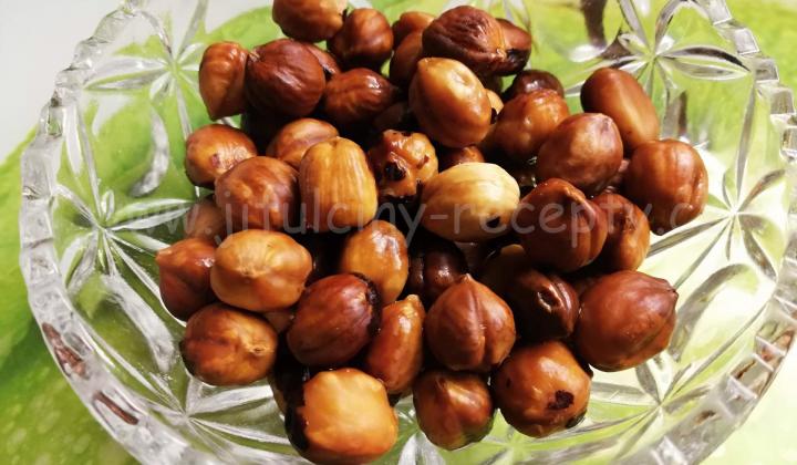 Pražené lískové ořechy | návod