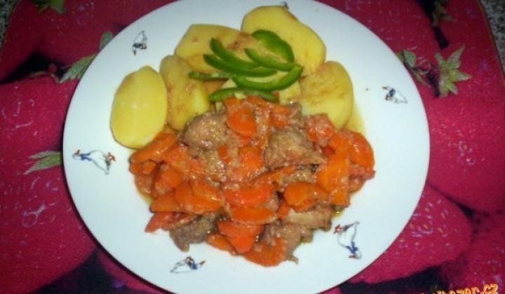 Vepřové kostky v mrkvi a pórku | recept na vepřové z jednoho pekáče