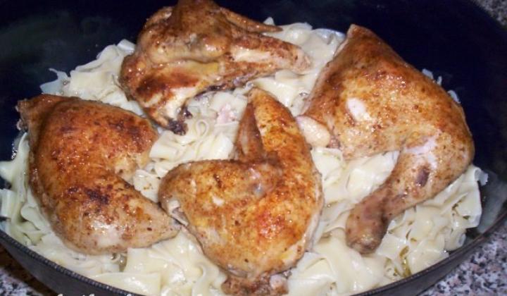 Kuře na nudlích | recept na pečené kuře