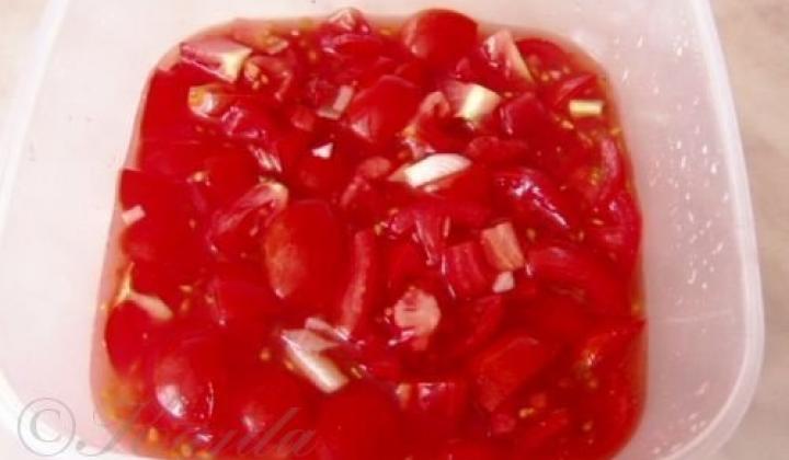 Rajčatový salát s cibulkou | recept od Kajdy