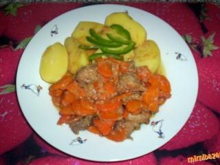 Vepřové kostky v mrkvi a pórku | recept na vepřové z jednoho pekáče