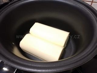Másla vložíme do pomalého hrnce na 4 h na LOW. Z toho 30 minut mějte hrnec přikrytý pokličkou, aby se máslo rychleji rozpustilo.
