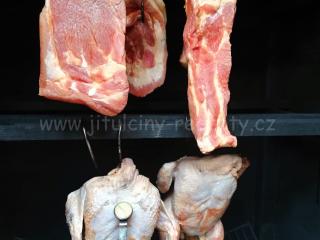 Domácí uzené kuře | připravená kuřata v udírně