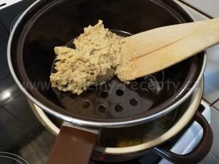Kvasnicové knedlíčky do polévky | tvarování drožďových knedlíčků