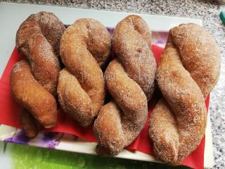 Domácí donuty | vrtáky ze zbytku těsta
