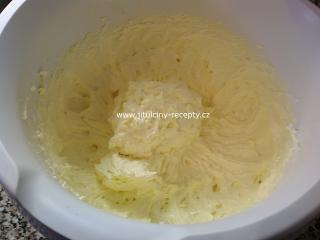 Změklé máslo utřeme s cukrem do pěny. Poté přidáme vejce, vanilkový a mandlový extrakt a opět šleháme.