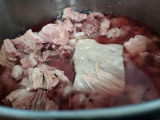 Promíchané maso vložíme do tlakového hrnce, přidáme celou kůži, vodu a dáme vařit na č.6. Jakmile tlakový hrnec začne syčet, plotýnku stáhneme na minimum a takto necháme vařit 90 minut.
