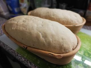 Domácí kmínový chléb | kynuté těsto v ošatce