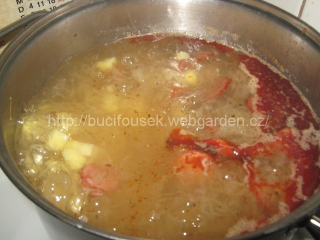 Valašská kyselica | recept na polévku Poté přidáme na kostičky nakrájené brambory, na kolečka pokrájenou klobásku (slupku neloupu) a vaříme ještě 20 minut, nebo dokud nejsou brambory měkké.