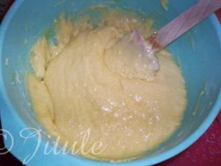 V míse promícháme mouku s práškem do pečiva, postupně vmícháme vejce, pomazánkové máslo, cukr a zpracujeme v hladké těsto. 