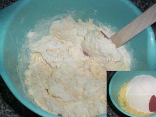 Nejdříve si předehřejeme troubu na 170°C a dortovou formu (já mám o průměru 26 cm) si vymažeme sádlem a vysypeme hrubou moukou. Hnětené těsto: Ručním šlehačem utřeme celé vejce s cukrem a máslem (může být i Hera) a do toho pak zamícháme moukou smíchanou s práškem do pečiva, vysypeme na vál a vypracujeme v hladké těsto.