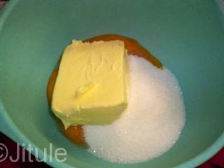 Nejdříve si oddělíme žloutky a bílky. Žloutky vyšleháme s cukrem a Herou (máslem) do pěny a poté zašleháme mléko. 