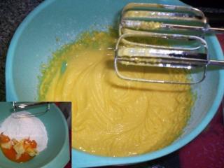 Nejdříve si oddělíme žloutky a bílky. Žloutky společně s cukrem a máslem ušleháme do pěny.