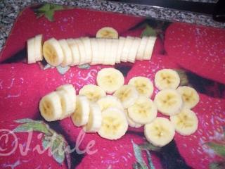 Nejdříve si banány nakrájíme na asi 0,5 cm silná kolečka. 