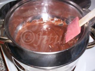 Když máme nachystané jednohubky, tak si na elektrickém sporáku na č.4 připravíme vodní lázeň (viz. foto), do které necháme rozpustit čokoládu na vaření společně s omegou.