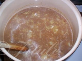 Poté přidám pro tmavší barvičku asi 2 polévkové lžíce jíšky Knorr a nechám asi 5 minut vařit (jíška se musí dokonale rozpustit).