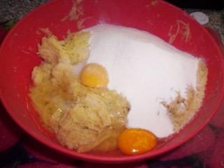 Syrové brambory nastrouháme na jemném struhadle, přidáme vejce, mouku a dle chuti osolíme. 
