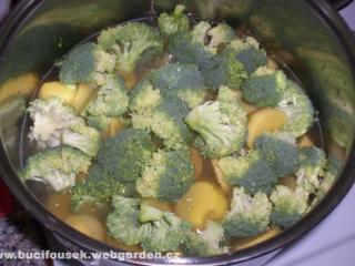Brokolici naporcujeme na menší růžičky a dáme společně s bramborama vařit do slané vody asi na 10 minutek (od začátku varu).