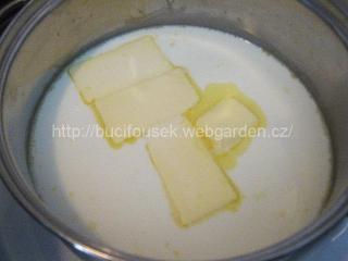 Do mísy dáme prosátou mouku, sůl a promícháme. Na sporák dáme ohřát mléko a v něm necháme rozpustit máslo. 