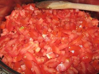 Do hrnce nakrájíme na menší kostičky rajčata, česnek prolisujeme.