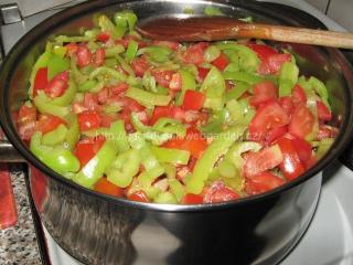 Stále mícháme a jak paprika začne pouštět šťávu, tak přidáme rajčata. Pořád mícháme, a jak rajčata pustí dost šťávy, hrnec přikryjeme pokličkou. A takto necháme dusit 15 minutek.